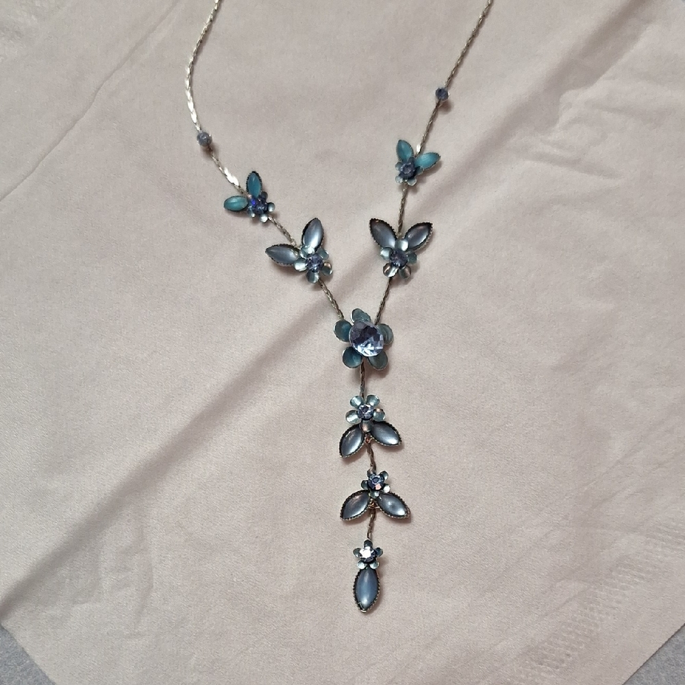 Elegant Blue Floral Necklace